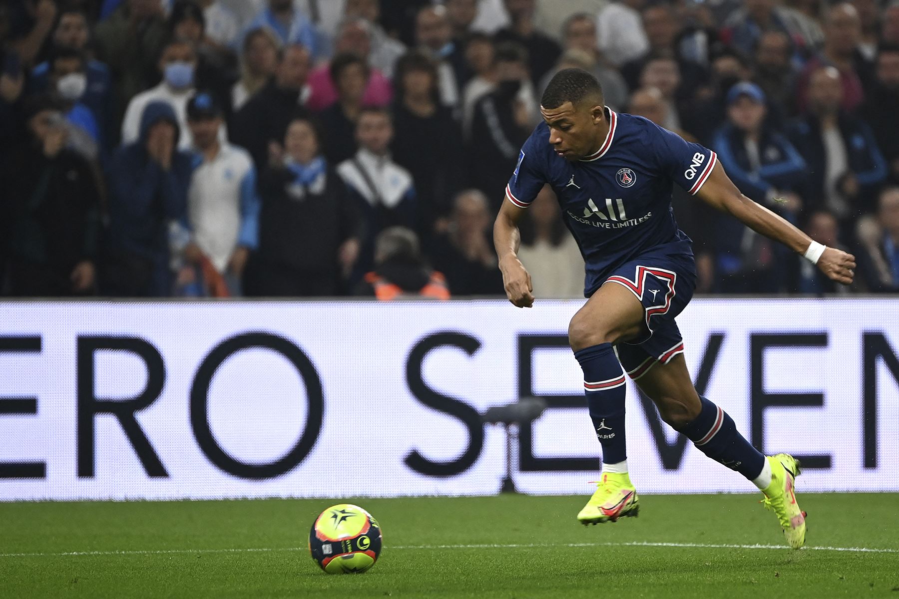 El delantero francés del Paris Saint-Germain, Kylian Mbappé, corre con el balón durante el partido de la Liga francesa. Foto: AFP