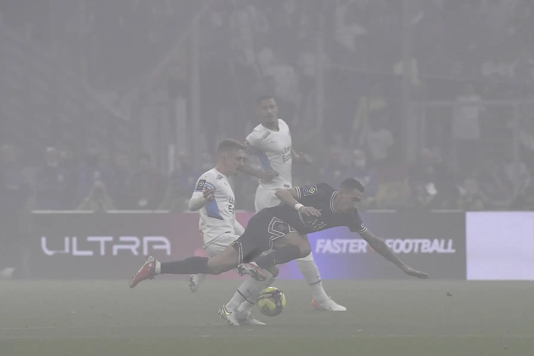 El centrocampista argentino del Paris Saint-Germain Angel Di Maria lucha por el balón con el defensor francés del Marsella Valentin Rongier durante el partido de la Liga francesa. Foto: AFP