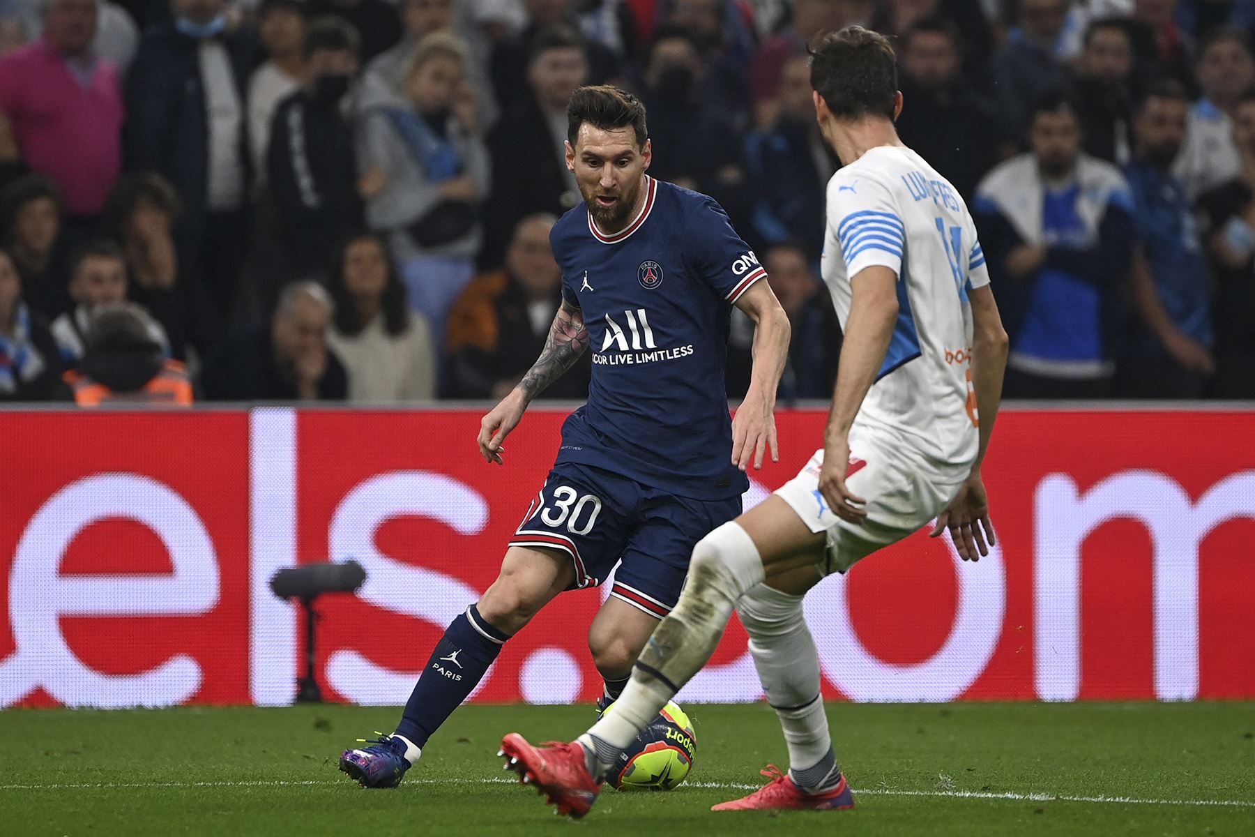 El delantero argentino del Paris Saint-Germain, Lionel Messi, disputa el balón ante la marca del defensa brasileño del Marsella, Luan Peres, durante el partido por la Liga francesa. Foto: AFP