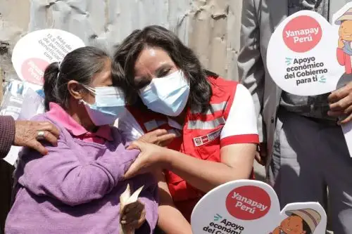 Ministra de Desarrollo e Inclusión Social, Dina Boluarte, supervisó hoy en Ica la entrega del bono Yanapay con los carritos pagadores.