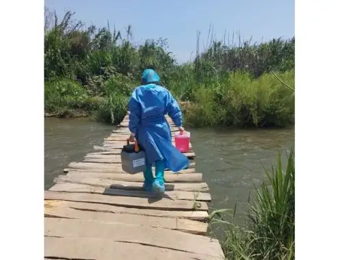 Enfermeras de Lambayeque emprenden largas caminatas para aplicar la vacuna contra el covid-19 a  pobladores de diversos caserios del distrito de Cayaltí. ANDINA/Difusión