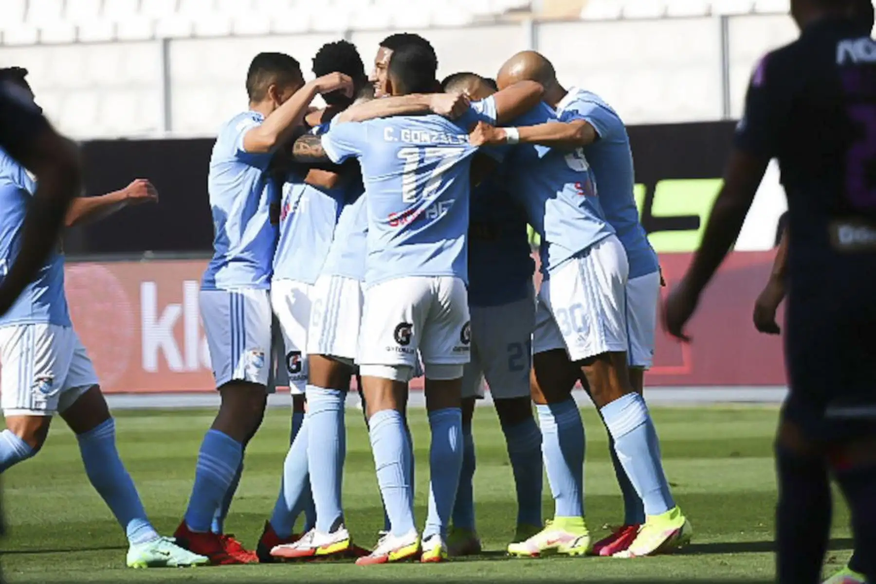Jugadores celebran el gol de Riquelme. Sporting Cristal se enfrenta con Alianza Lima por la Liga 1. Foto: FPF