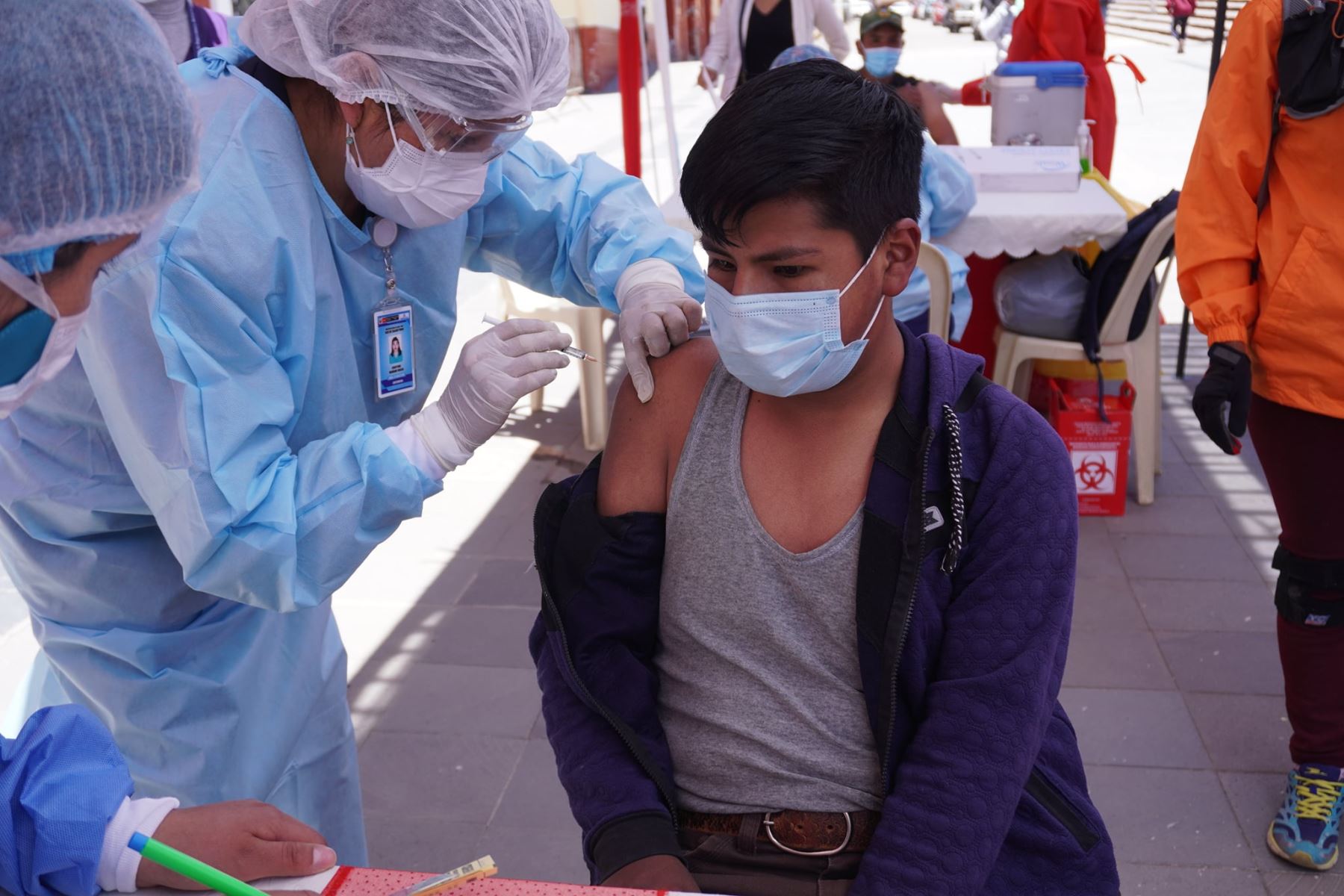 En Puno, jóvenes y adultos se suman al Festival de las Vacunas y acuden a la Plaza Mayor para vacunarse contra la covid-19. Recuerda, una es ninguna, ponte las dos dosis. Foto: Minsa