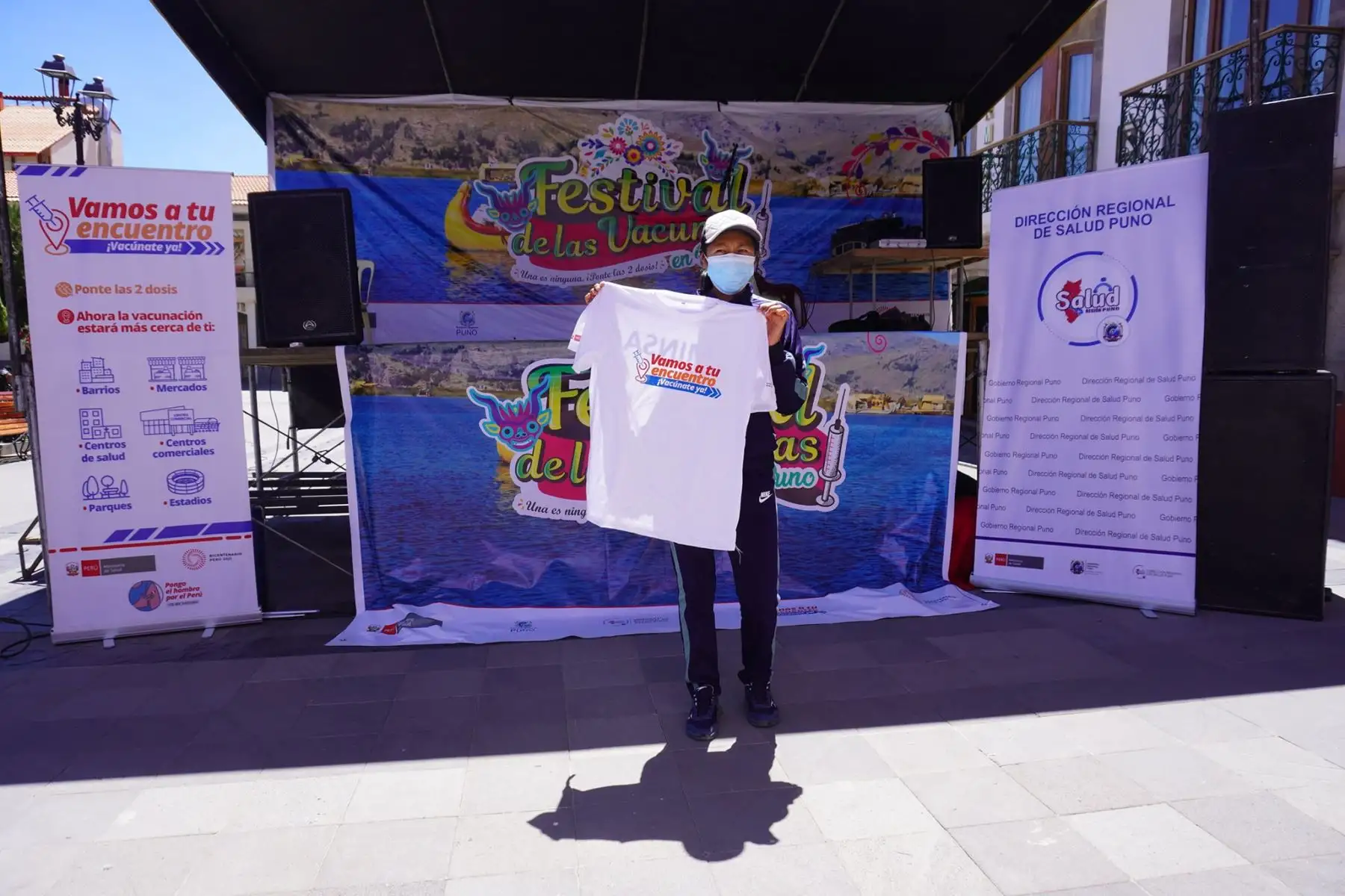 En Puno, jóvenes y adultos se suman al Festival de las Vacunas y acuden a la Plaza Mayor para vacunarse contra la covid-19. Recuerda, una es ninguna, ponte las dos dosis. Foto: Minsa