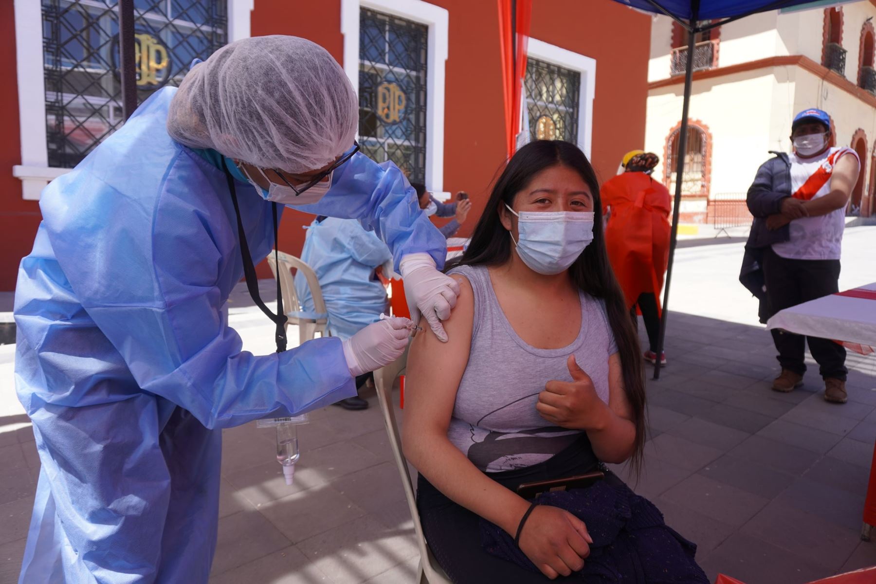 En Puno, jóvenes y adultos se suman al Festival de las Vacunas y acuden a la Plaza Mayor para vacunarse contra la covid-19. Recuerda, una es ninguna, ponte las dos dosis. Foto: Minsa