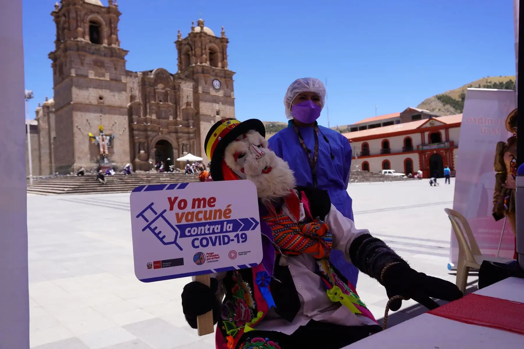 En Puno, jóvenes y adultos se suman al Festival de las Vacunas y acuden a la Plaza Mayor para vacunarse contra la covid-19. Recuerda, una es ninguna, ponte las dos dosis. Foto: Minsa