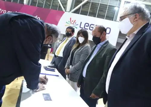Luego de 12 horas de diálogo, el Ejecutivo llegó a acuerdos con gremios de transportistas que decidieron suspender el paro convocado para mañana martes 26 de octubre.