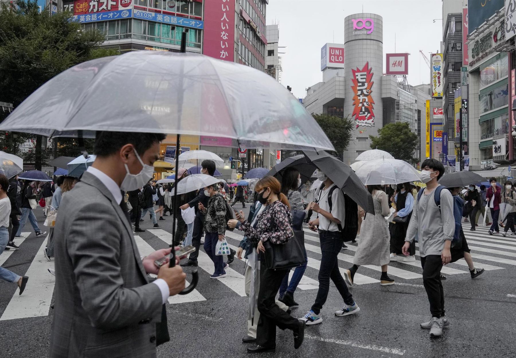 Tokio levanta las restricciones por covid-19 sobre bares y restaurantes.