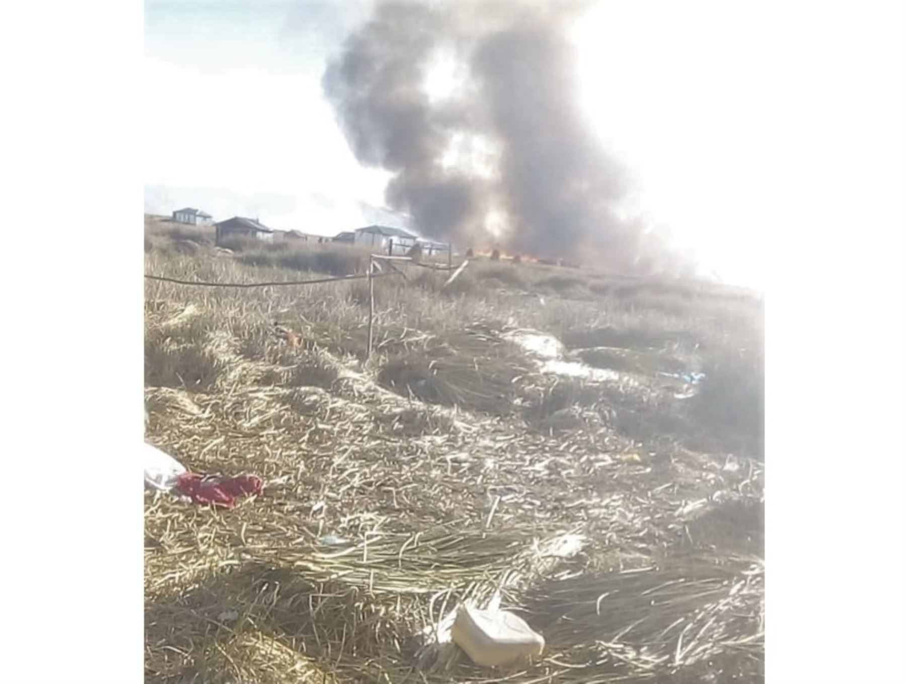 Incendio forestal en centro poblado Uros, en Puno, destruye al menos 20 viviendas y arrasa con cobertura natural.