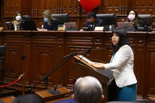 La jefa del Gabinete Ministerial, Mirtha Vásquez, expone la política general del Gobierno en el pleno del Congreso, tras lo cual solicitará el voto de confianza. Foto: Congreso