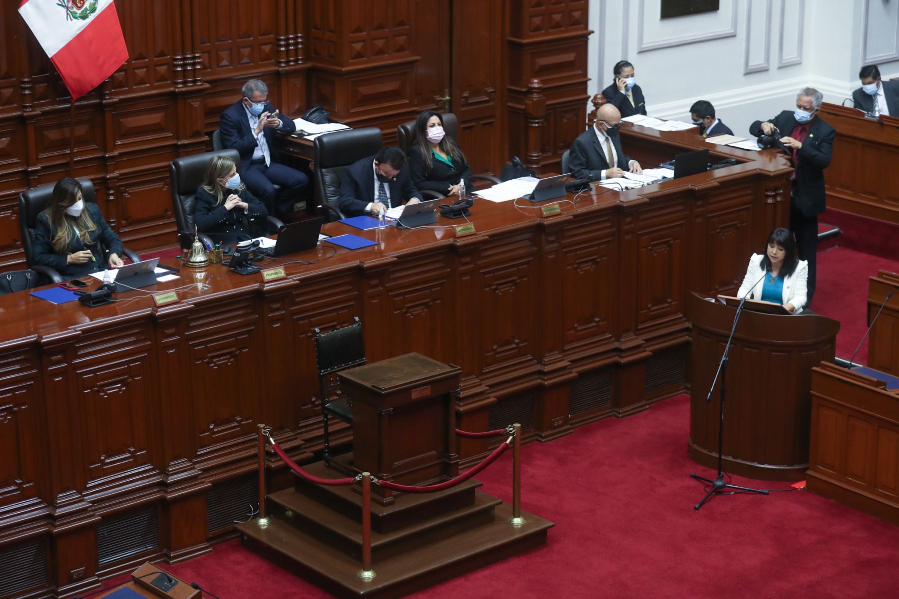 La jefa del Gabinete Ministerial, Mirtha Vásquez, expone la política general del Gobierno en el pleno del Congreso, tras lo cual solicitará el voto de confianza. Foto: Congreso
