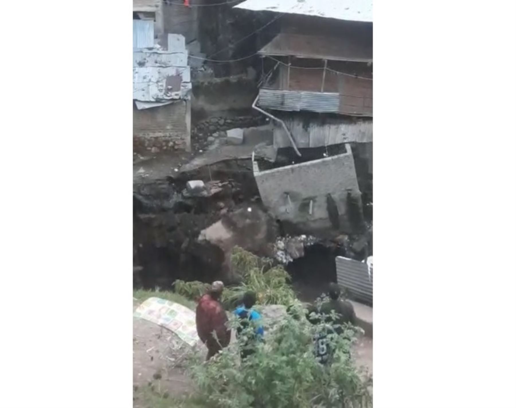 Todo el centro poblado Retamas, ubicado en la provincia de Pataz, estaría en riesgo ante posibles nuevos derrumbes. Foto: Milton Zavaleta de Radio Doble Zeta de Pataz