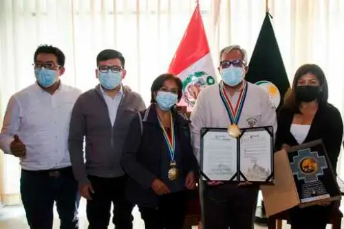 La municipalidad distrital de Machu Picchu entregó un certificado y una medalla de reconocimiento al jefe del Sernanp. Foto: ANDINA/Sernanp