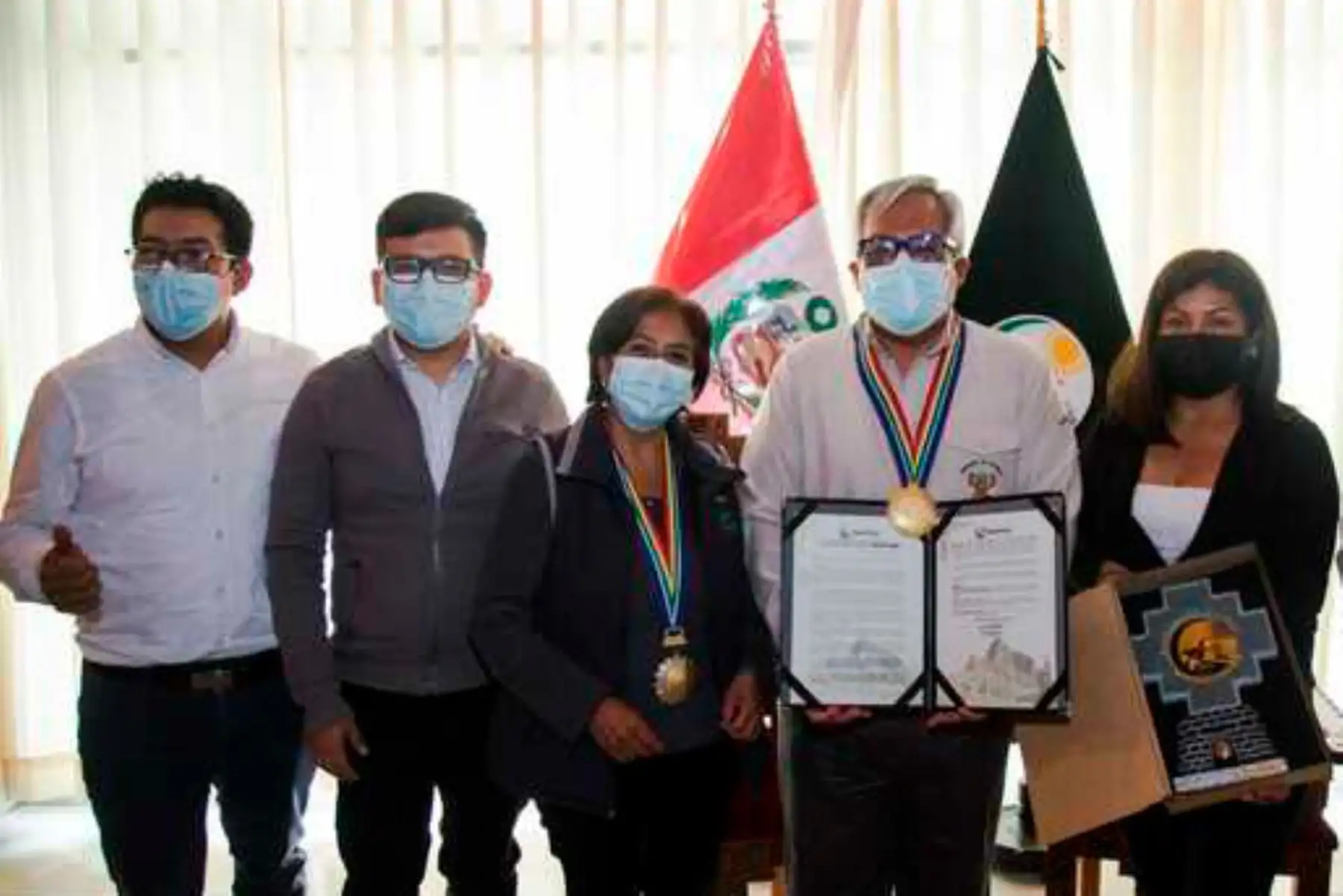 La municipalidad distrital de Machu Picchu entregó un certificado y una medalla de reconocimiento al jefe del Sernanp. Foto: ANDINA/Sernanp