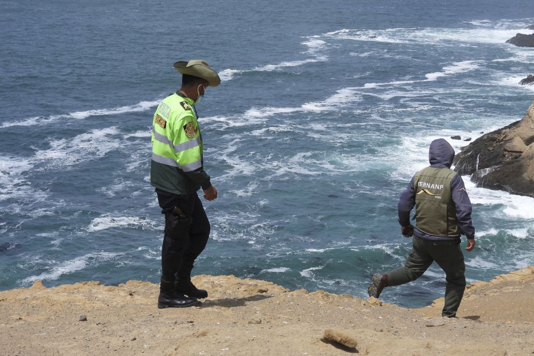 Los cartuchos de dinamita y detonadores estaban ocultos entre las rocas y peñas de la playa de la reserva nacional de Paracas. Foto: ANDINA/Difusión
