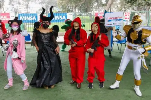 Especialista del Hospital Emergencias Ate -Vitarte recuerda a la población continuar usando doble mascarilla, cumplir el distanciamiento social, evitar las aglomeraciones  y larse las manos de manera continúa durante Halloween y el Día de la Canción Criolla. ANDINA/ Minsa