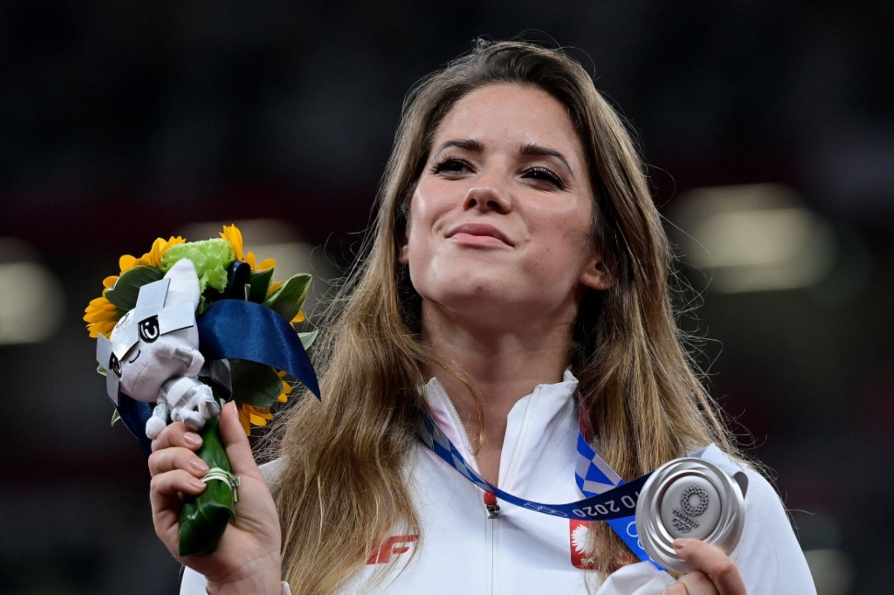 La lanzadora de jabalina polaca Maria Andrejczyk muestra su medalla de plata olímpica