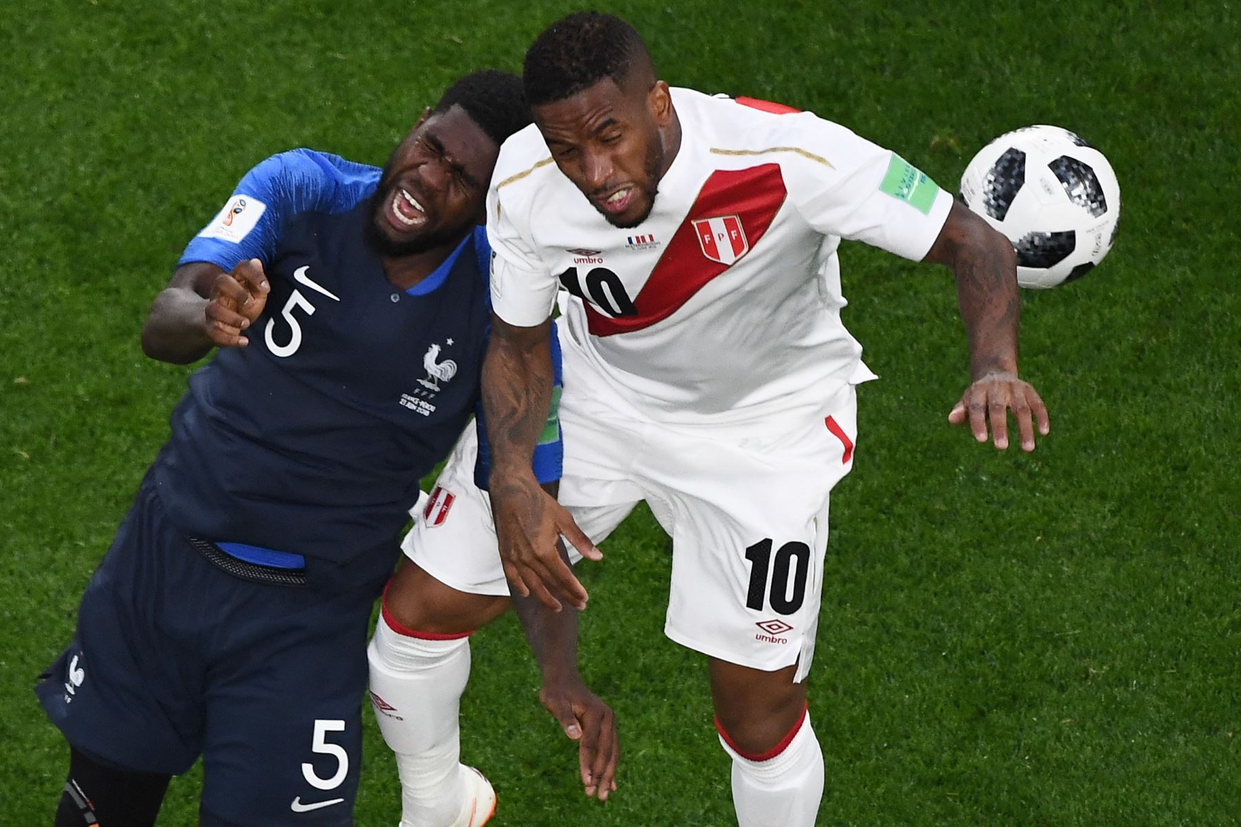 El defensa de Francia Samuel Umtiti (L) y el delantero de Perú Jefferson Farfan compiten por el balón durante el partido de fútbol del Grupo C de la Copa Mundial Rusia 2018 entre Francia y Perú en el Ekaterinburg Arena en Ekaterinburg el 21 de junio de 2018.
Foto: AFP