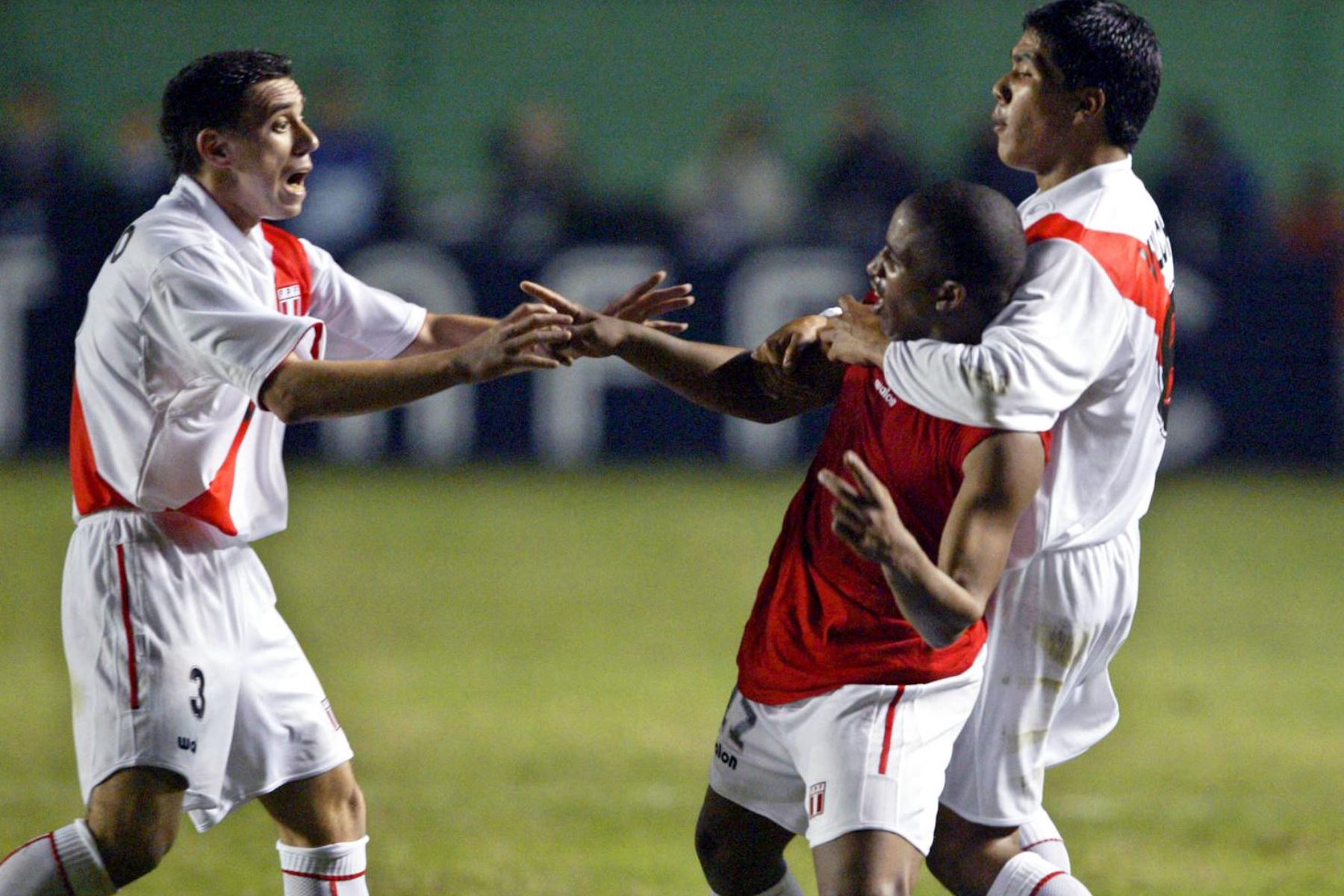 El peruano Jefferson Farfán (C), celebra su gol contra Venezuela con sus compañeros Walter Vilchez (R) y Miguel Rebossio, el 09 de julio de 2004, durante un partido del Grupo A de la Copa América celebrado en el Estadio Nacional de Lima, Perú.
Foto : AFP