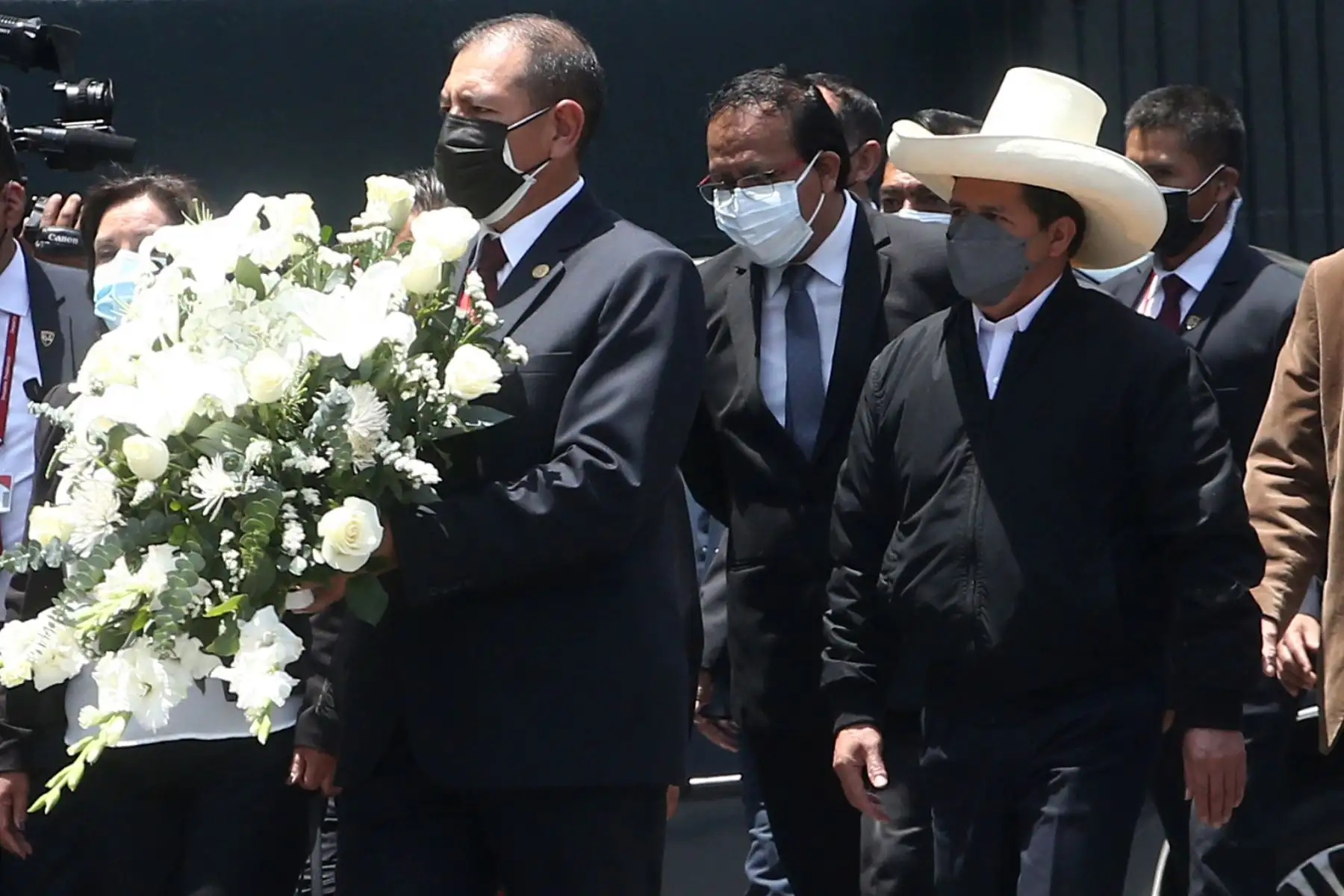 El presidente Pedro Castillo acompañado del Gabinete Ministerial conducido por Mirtha Vásquez asisten a la ceremonia de honras fúnebres al parlamentario de Perú Libre, Fernando Herrera Mamani, realizado por el Congreso de la República. Foto: ANDINA/ Vidal Tarqui