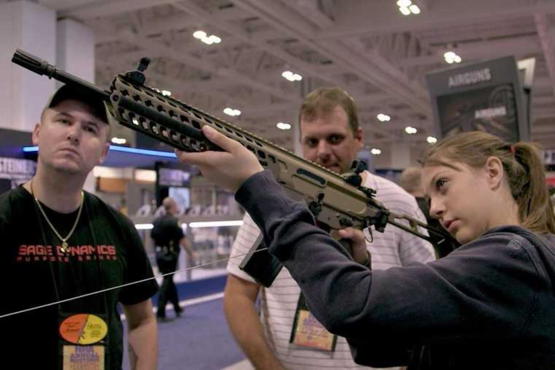 Más de 20 fiscales de EE. UU. abogan por prohibir venta de armas a menores de 21.