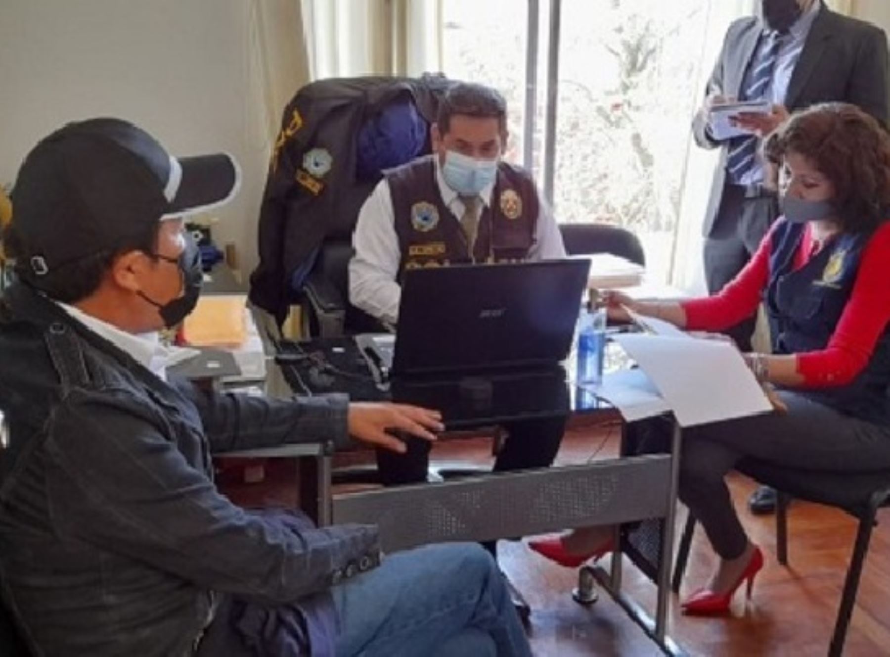 Fiscalía Anticorrupción de Arequipa verifica más de 350 evidencias incautadas durante operativo que culminó con la detención del gobernador regional, Elmer Cáceres Llica, y otras trece personas. ANDINA/Difusión
