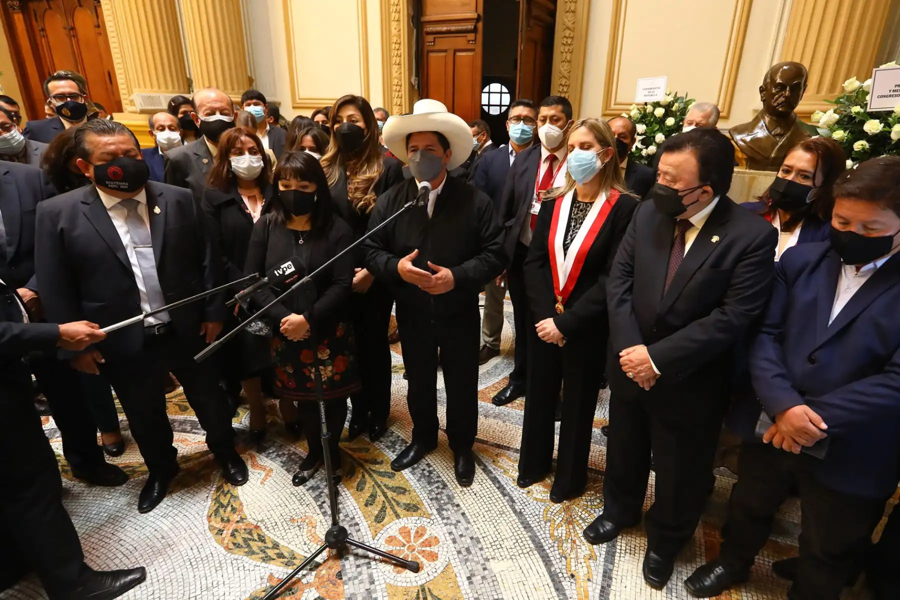 El presidente Pedro Castillo acompañado del Gabinete Ministerial conducido por Mirtha Vásquez asisten a la ceremonia de honras fúnebres al parlamentario de Perú Libre, Fernando Herrera Mamani, realizado por el Congreso de la República. Foto: ANDINA/Congreso
