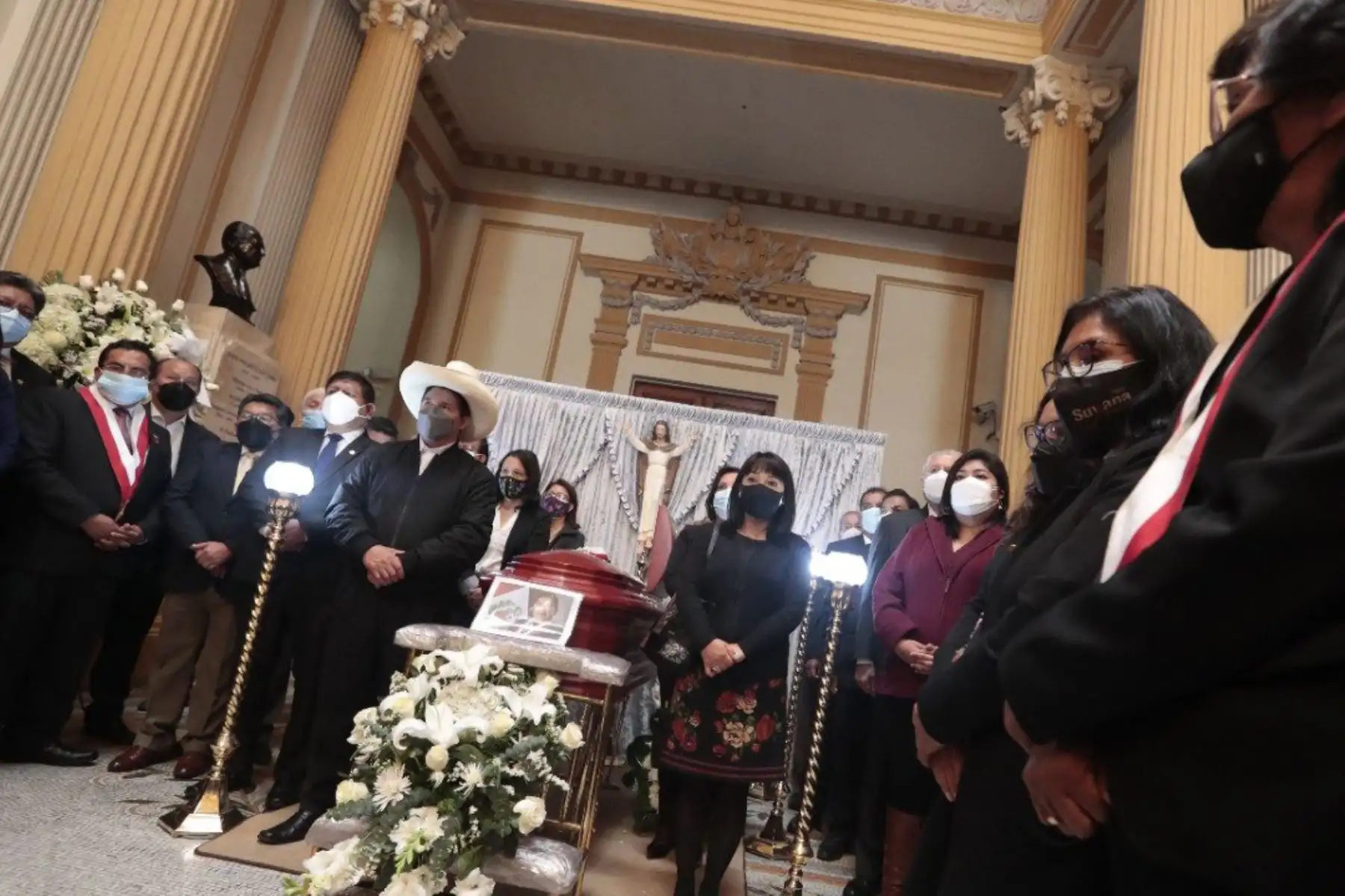 El presidente Pedro Castillo acompañado del Gabinete Ministerial conducido por Mirtha Vásquez asisten a la ceremonia de honras fúnebres al parlamentario de Perú Libre, Fernando Herrera Mamani, realizado por el Congreso de la República. Foto: ANDINA/Prensa Presidencia