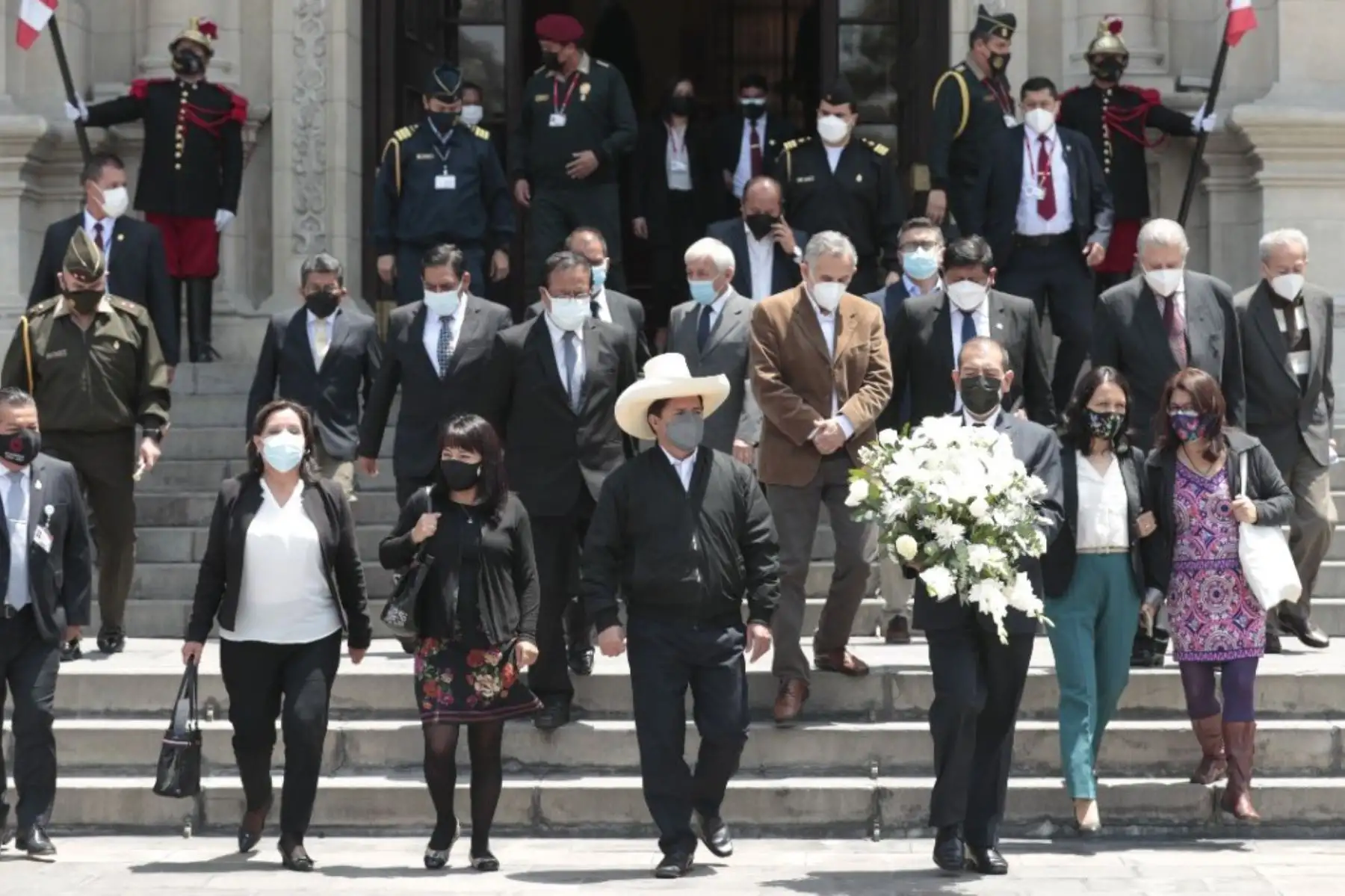 El presidente Pedro Castillo acompañado del Gabinete Ministerial conducido por Mirtha Vásquez asisten a la ceremonia de honras fúnebres al parlamentario de Perú Libre, Fernando Herrera Mamani, realizado por el Congreso de la República. Foto: ANDINA/Prensa Presidencia