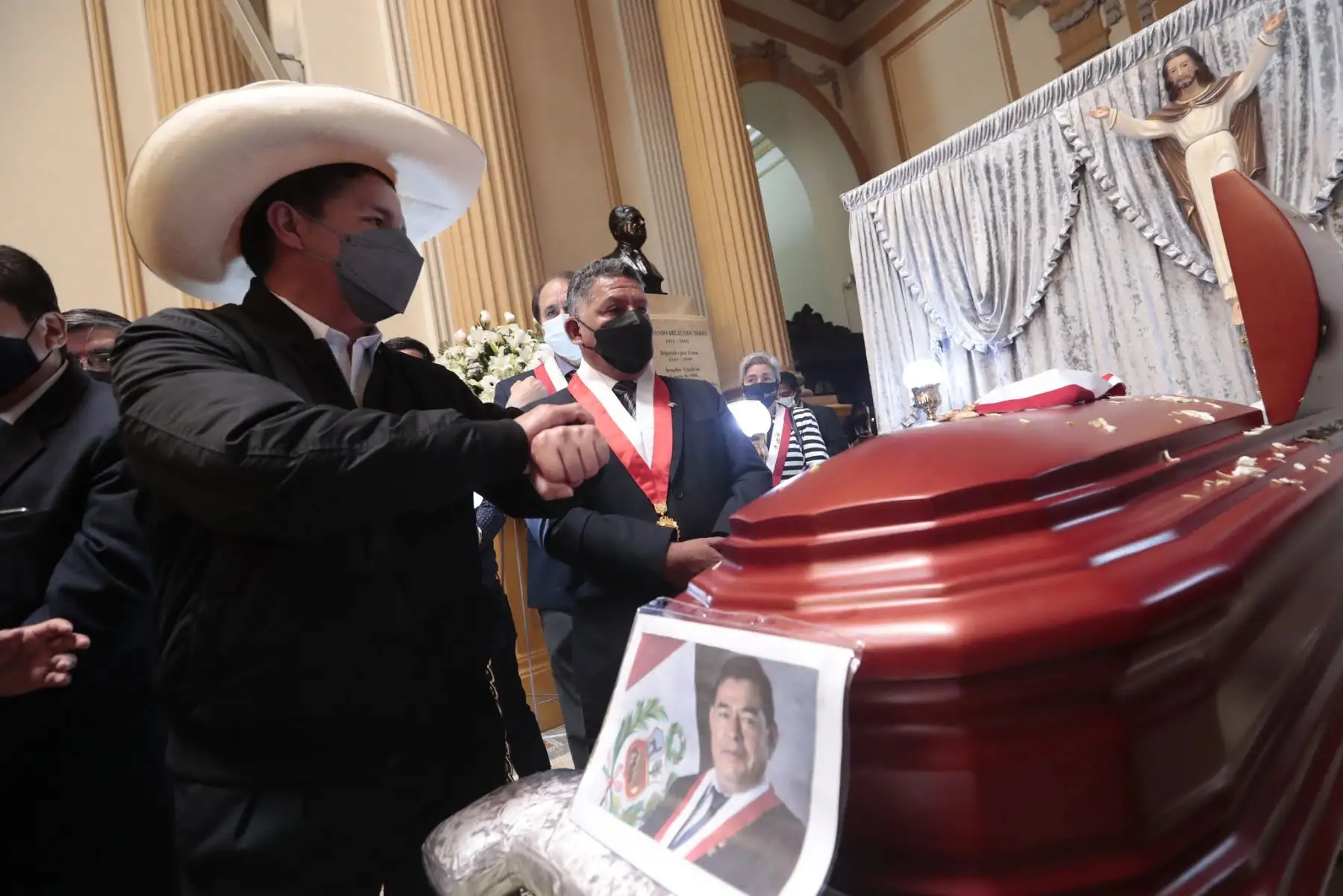 El presidente Pedro Castillo acompañado del Gabinete Ministerial conducido por Mirtha Vásquez asisten a la ceremonia de honras fúnebres al parlamentario de Perú Libre, Fernando Herrera Mamani, realizado por el Congreso de la República. Foto: ANDINA/Prensa Presidencia