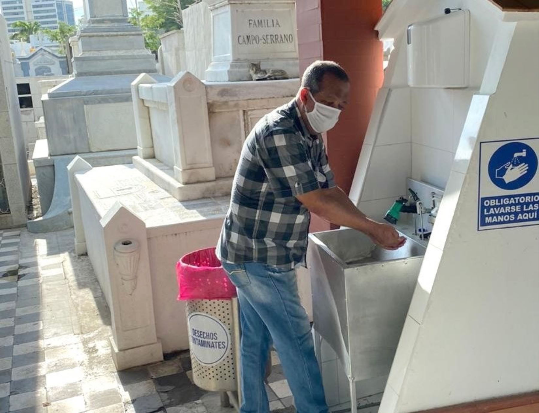 La Gerencia Regional de Salud de Lambayeque exhortó a los municipios de esa región implementar protocolos sanitarios en los cementerios para prevenir el contagio del covid-19 durante el próximo feriado largo. Foto: ANDINA/Difusión.