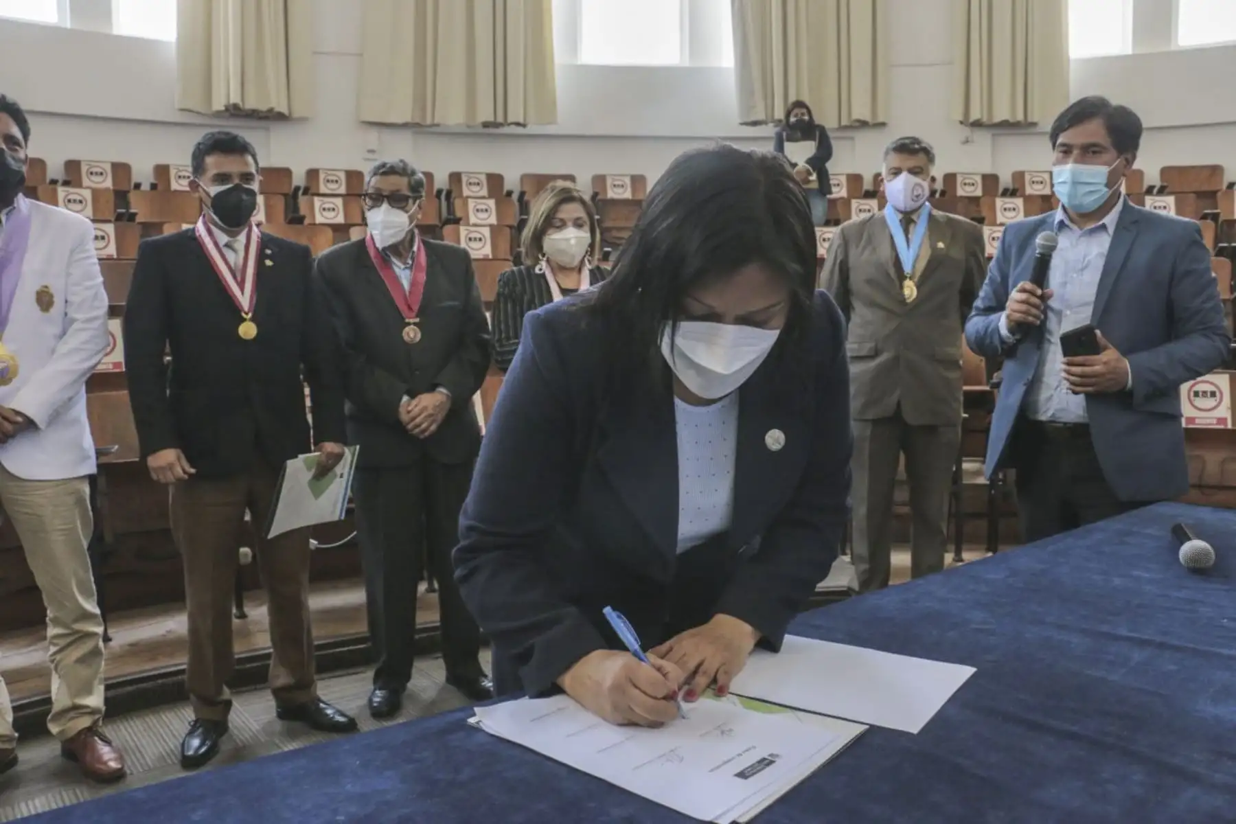 Un pacto por la salud firmó el Minsa con los representantes del Colegio Médico del Perú, Colegio de Enfermeros del Perú, Colegio de Obstetras, Colegio Químico Farmacéutico, Colegio de Tecnólogos Médicos, Colegio de Nutricionistas, Colegio Médico Veterinario del Perú, Colegio de Psicólogos y Colegio de Biólogos para unir esfuerzos y cerrar brechas de vacunación contra la covid-19 y del esquema regular. Foto: Minsa