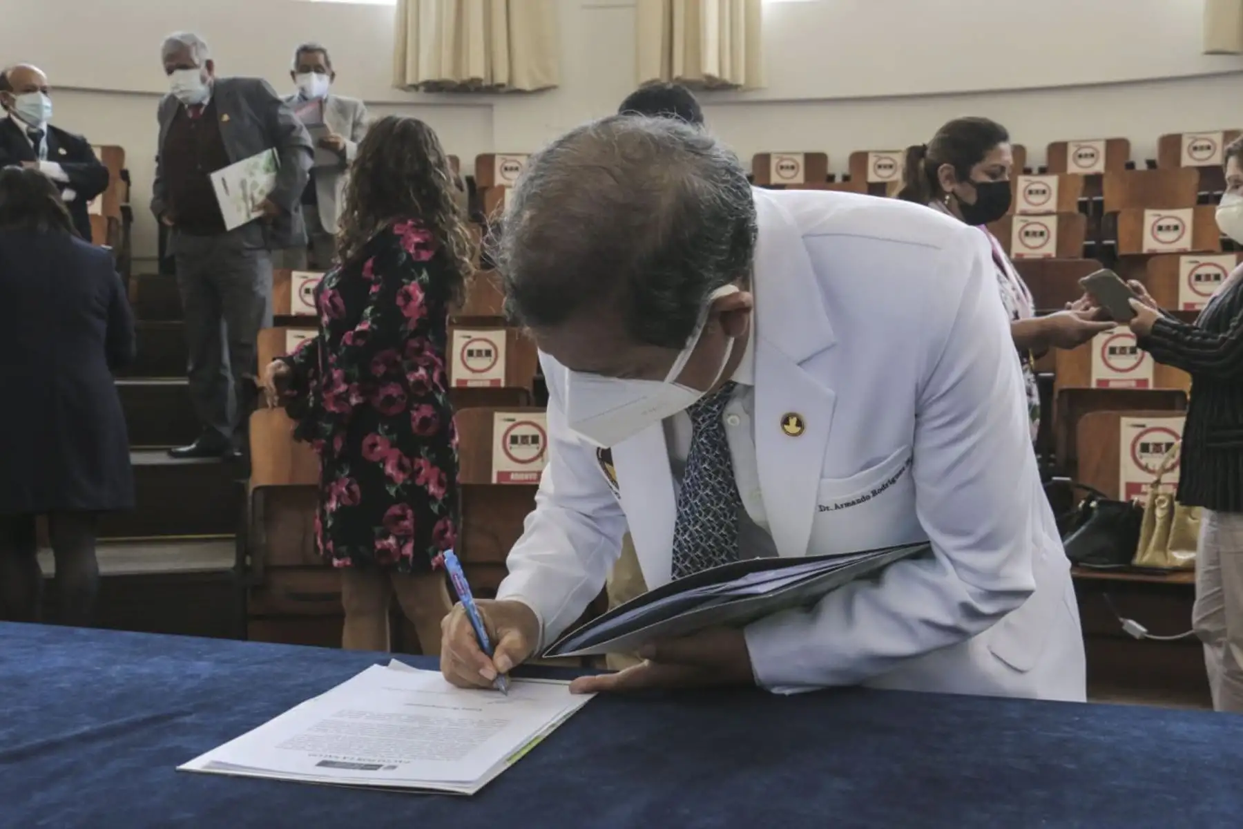 Un pacto por la salud firmó el Minsa con los representantes del Colegio Médico del Perú, Colegio de Enfermeros del Perú, Colegio de Obstetras, Colegio Químico Farmacéutico, Colegio de Tecnólogos Médicos, Colegio de Nutricionistas, Colegio Médico Veterinario del Perú, Colegio de Psicólogos y Colegio de Biólogos para unir esfuerzos y cerrar brechas de vacunación contra la covid-19 y del esquema regular. Foto: Minsa