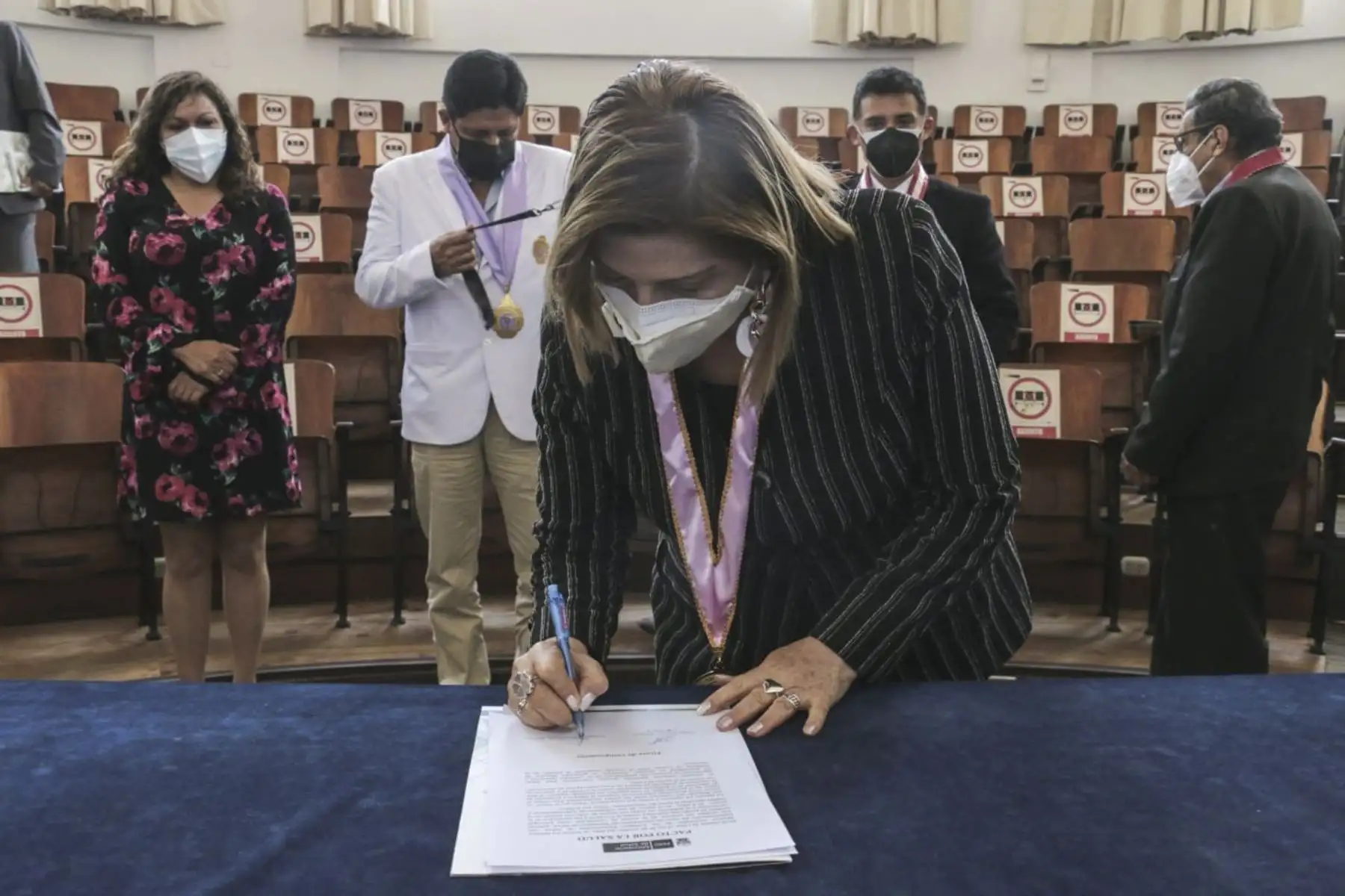 Un pacto por la salud firmó el Minsa con los representantes del Colegio Médico del Perú, Colegio de Enfermeros del Perú, Colegio de Obstetras, Colegio Químico Farmacéutico, Colegio de Tecnólogos Médicos, Colegio de Nutricionistas, Colegio Médico Veterinario del Perú, Colegio de Psicólogos y Colegio de Biólogos para unir esfuerzos y cerrar brechas de vacunación contra la covid-19 y del esquema regular. Foto: Minsa