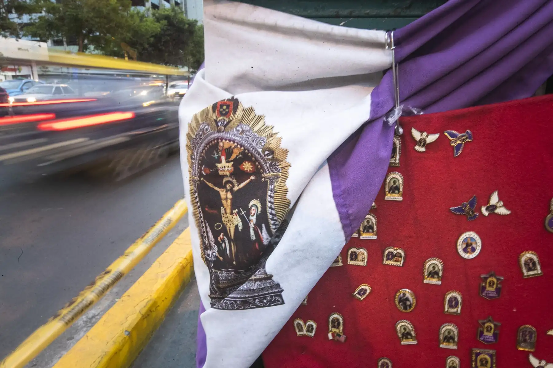 Fieles del Señor de los Milagros se reúnen en los exteriores de la iglesia Las Nazarenas. Foto: ANDINA/Carla Patiño Ramírez