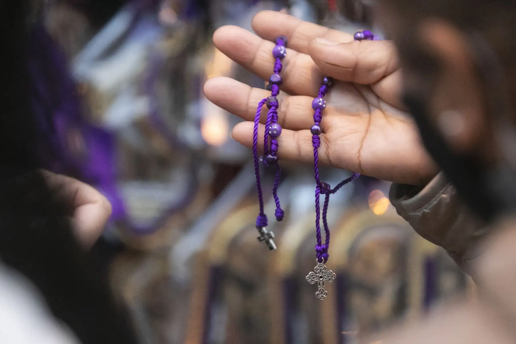 Fieles del Señor de los Milagros se reúnen en los exteriores de la iglesia Las Nazarenas. Foto: ANDINA/Carla Patiño Ramírez