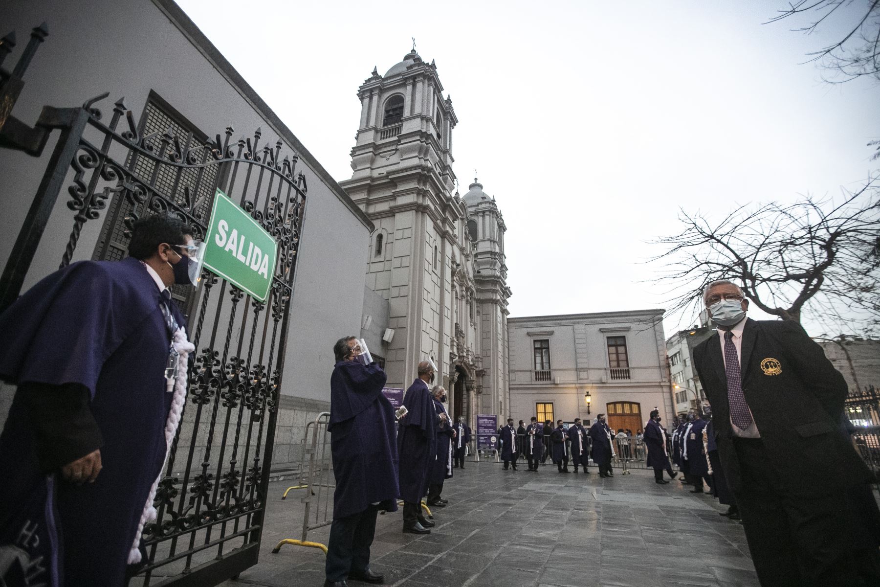 Fieles del Señor de los Milagros se reúnen en los exteriores de la iglesia Las Nazarenas. Foto: ANDINA/Carla Patiño Ramírez