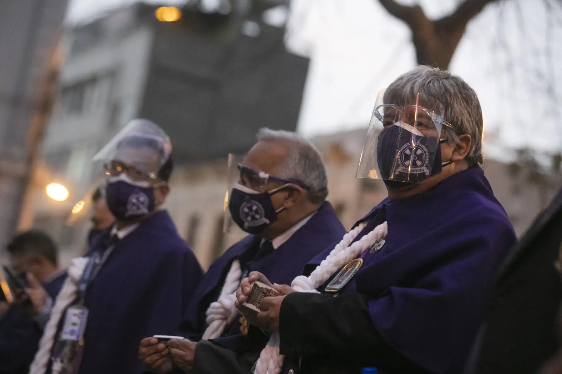 Fieles del Señor de los Milagros se reúnen en los exteriores de la iglesia Las Nazarenas. Foto: ANDINA/Carla Patiño Ramírez