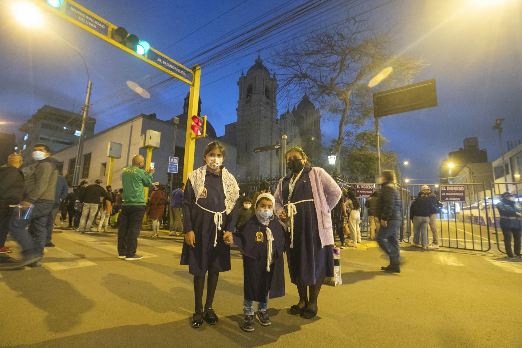 Fieles del Señor de los Milagros rezan en los exteriores de la iglesia Las Nazarenas. Foto: ANDINA/Carla Patiño Ramírez