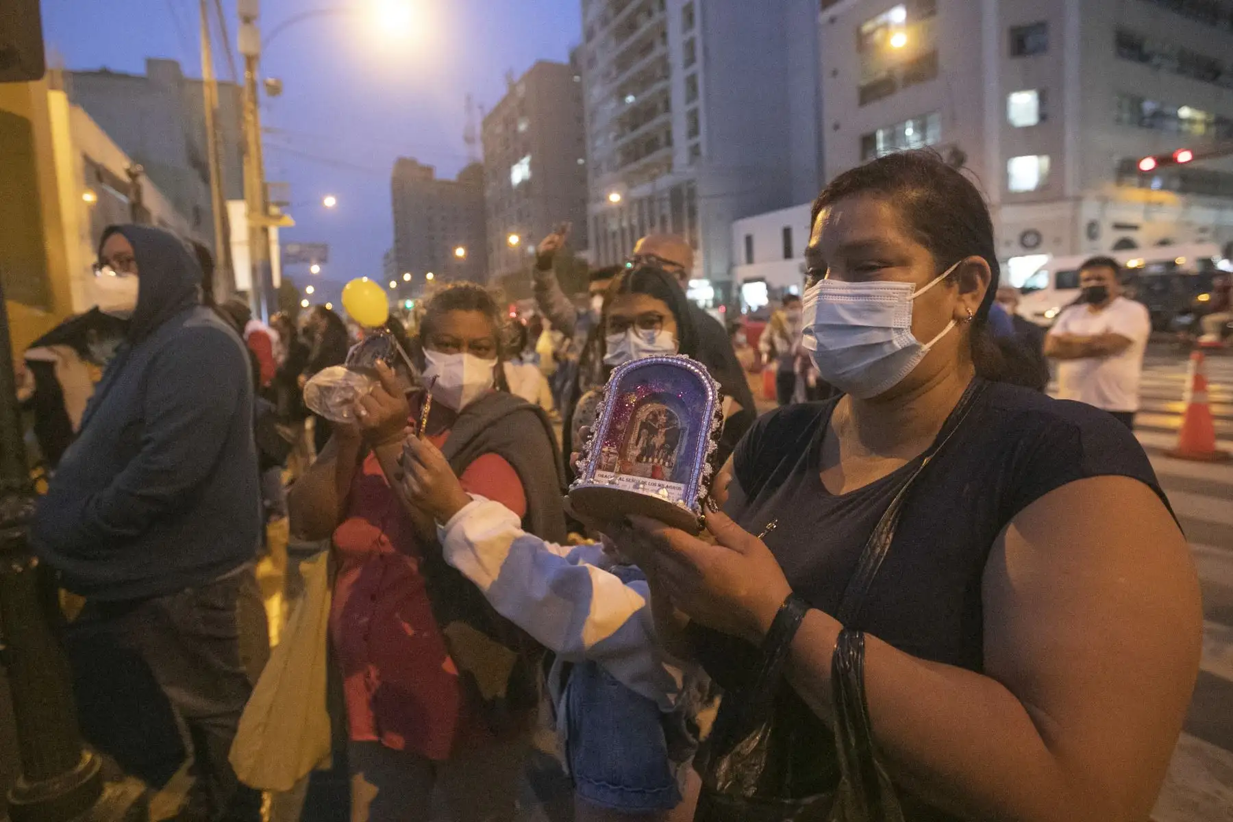 Fieles del Señor de los Milagros rezan en los exteriores de la iglesia Las Nazarenas. Foto: ANDINA/Carla Patiño Ramírez