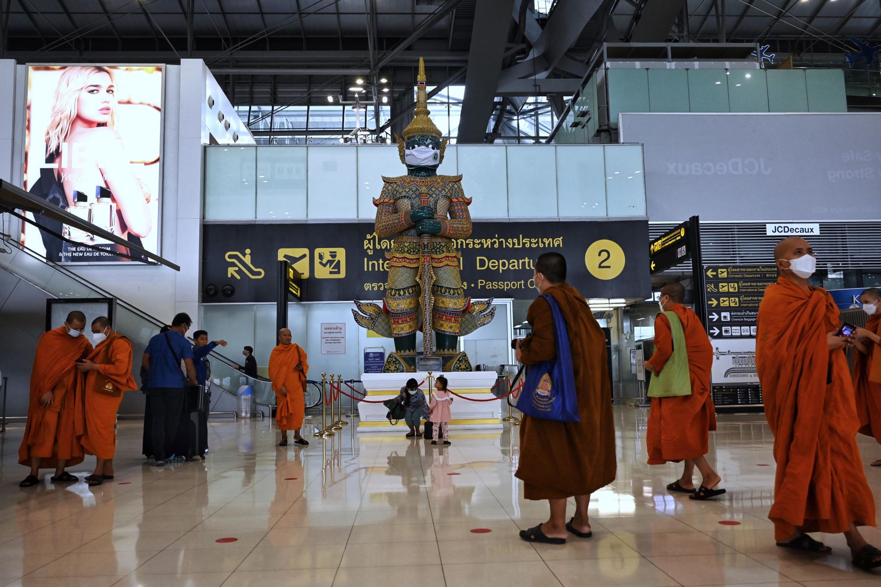 Los pasajeros se muestran en la terminal de salidas del Aeropuerto Internacional de Suvarnabhumi mientras el personal del aeropuerto ensaya los procedimientos de reapertura para recibir al primer grupo de turistas vacunados sin cuarentena. Foto: AFP