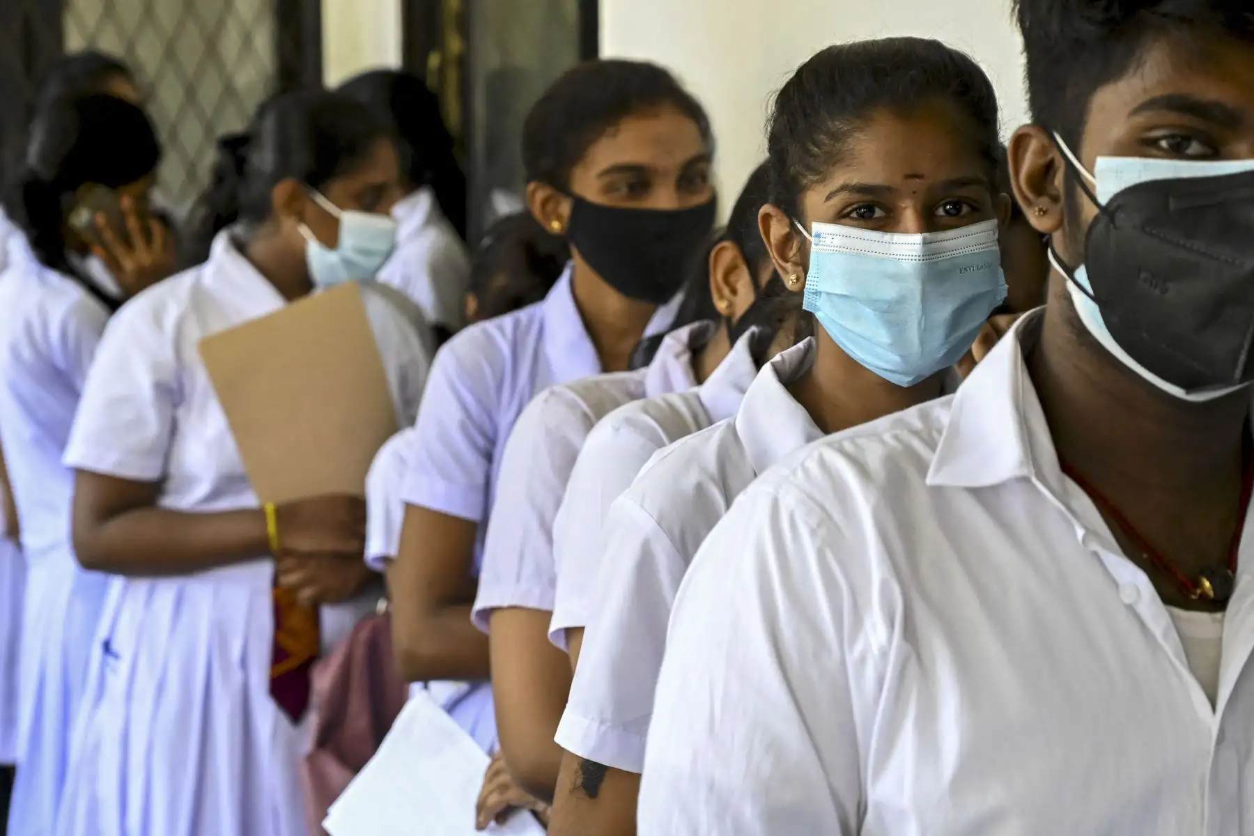 Los escolares hacen cola para vacunarse con la vacuna Pfizer-BioNTech contra el coronavirus Covid-19 en una institución educativa en Colombo. Foto: AFP
