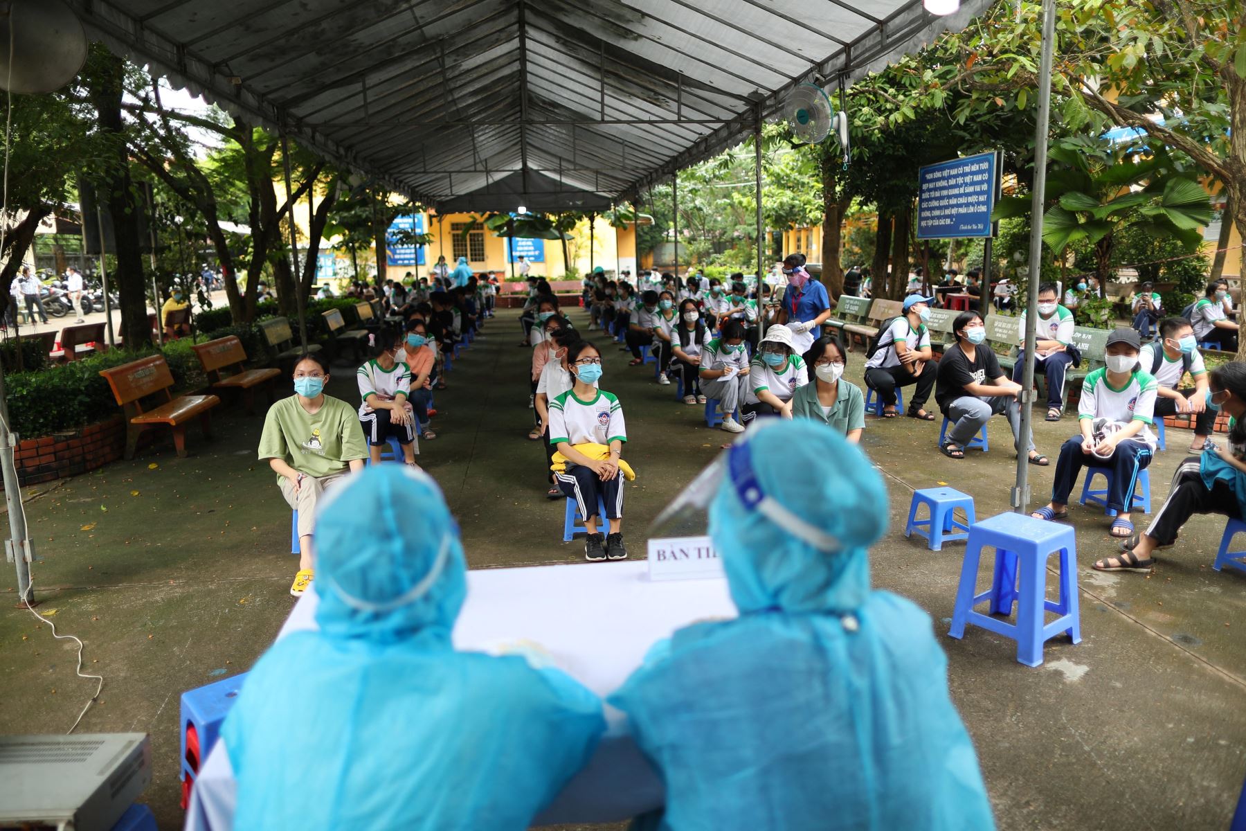 Los jóvenes esperan recibir la vacuna contra el coronavirus Pfizer-BioNTech Covid-19 en la escuela primaria de Cu Chi Town en la ciudad de Ho Chi Minh, en Vietnam comenzó a vacunar a adolescentes de entre 12 y 17 años.
Foto: AFP