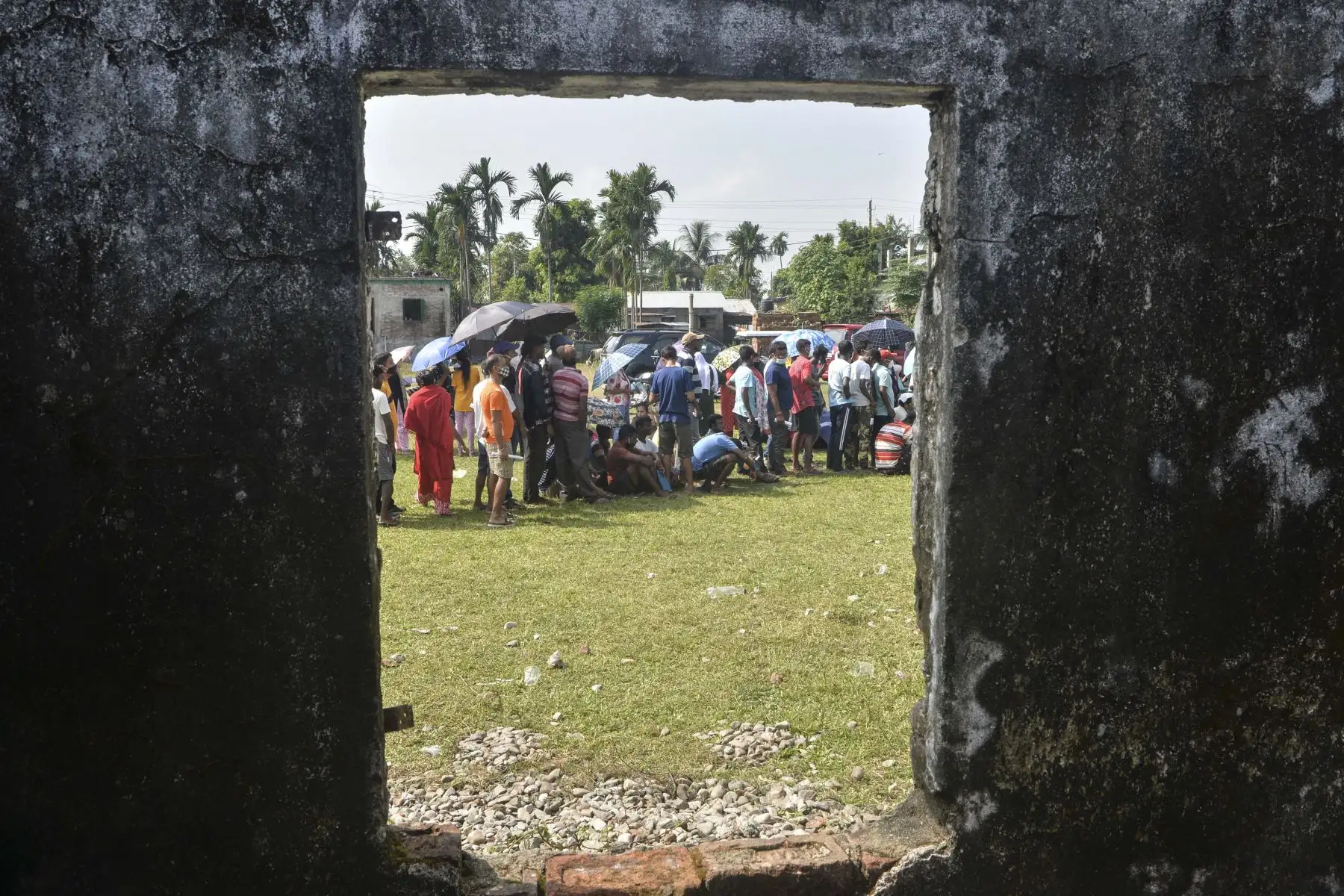 La gente hace cola para recibir una dosis de la vacuna Covishield contra el coronavirus Covid-19 en un campo de vacunación en la aldea de Milanmore, a unos 10 km de Siliguri. Foto:AFP