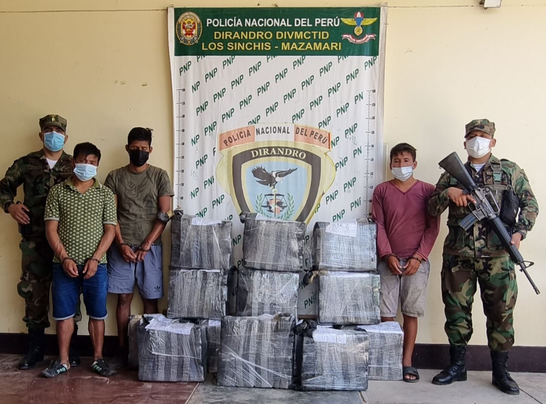 Policía incauta más de 400 kg de alcaloide de cocaína y detuvo a cinco personas en operativo ejecutado en el distrito de Río Tambo, provincia de Satipo, en el ámbito del Vraem.