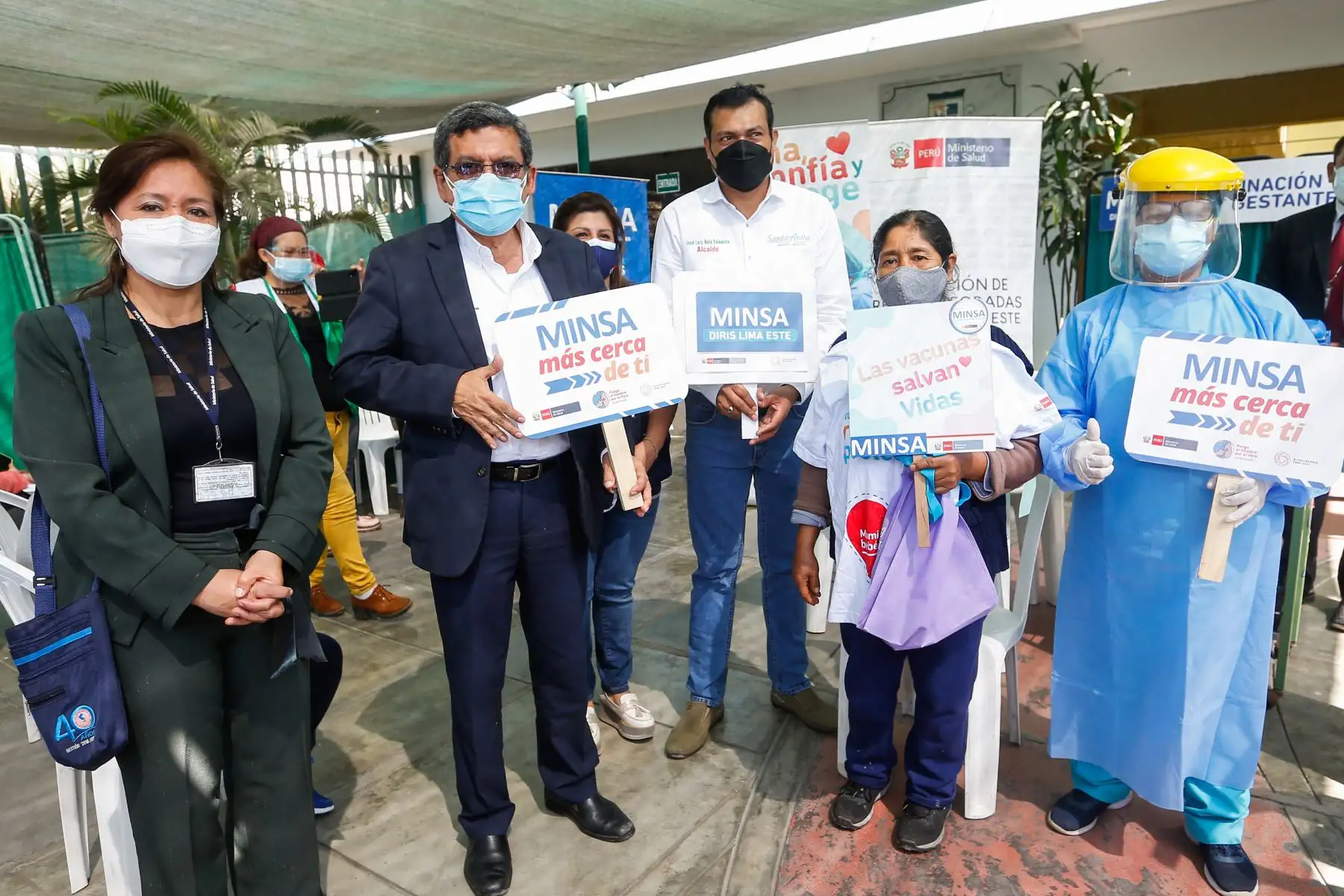 El ministro de Salud, Hernando Cevallos Flores, participa de la Jornada Nacional de Vacunación para promover la campaña de vacunación de niños menores de 5 años, gestantes, adolescentes y adultos mayores. Foto: ANDINA/ MINSA