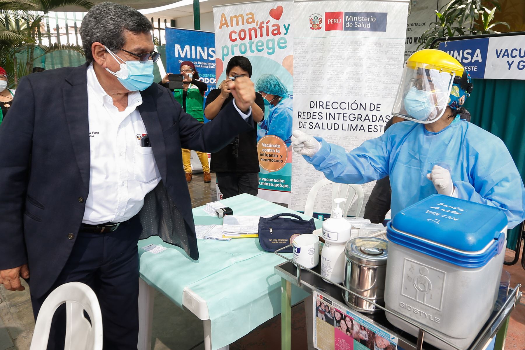 El ministro de Salud, Hernando Cevallos Flores, participa de la Jornada Nacional de Vacunación para promover la campaña de vacunación de niños menores de 5 años, gestantes, adolescentes y adultos mayores. Foto: ANDINA/ MINSA