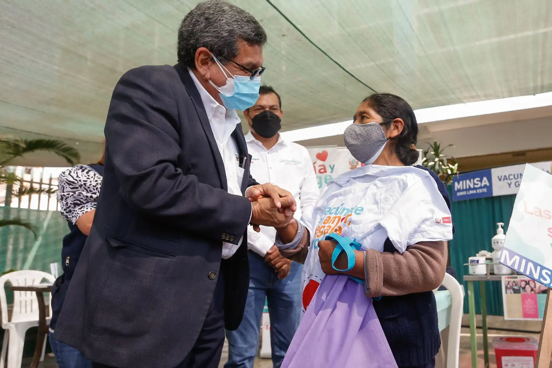 El ministro de Salud, Hernando Cevallos Flores, participa de la Jornada Nacional de Vacunación para promover la campaña de vacunación de niños menores de 5 años, gestantes, adolescentes y adultos mayores. Foto: ANDINA/ MINSA