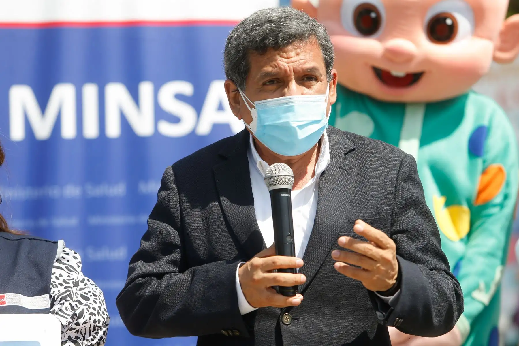 El ministro de Salud, Hernando Cevallos Flores, participa de la Jornada Nacional de Vacunación para promover la campaña de vacunación de niños menores de 5 años, gestantes, adolescentes y adultos mayores. Foto: ANDINA/ MINSA