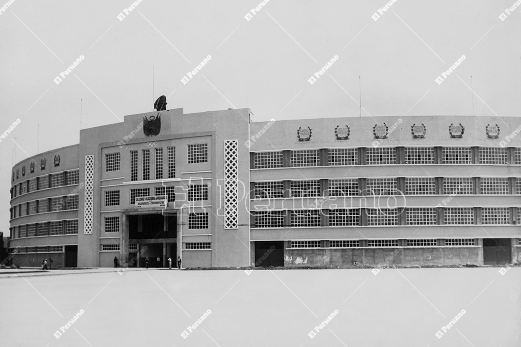 Lima – 1952 / Aspecto del frontis del Estadio Nacional poco antes de su inauguración. La obra estuvo a cargo de la compañía Cillóniz – Olazábal – Urquiaga Ingenieros Contratistas. Foto: Archivo Histórico de El Peruano